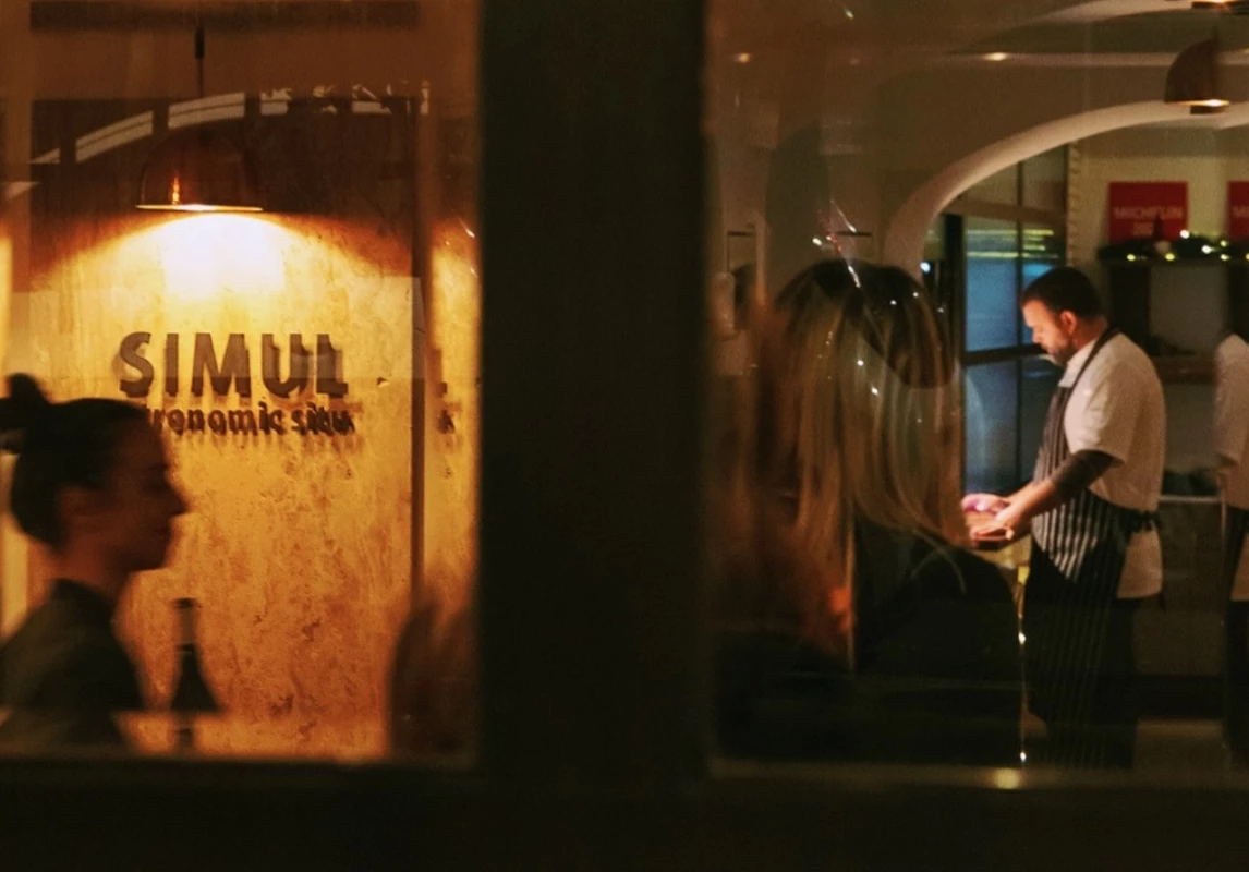 Το Simul κάνει πάρτι για τα 10 του χρόνια, με burgers και βραβευμένα cocktails