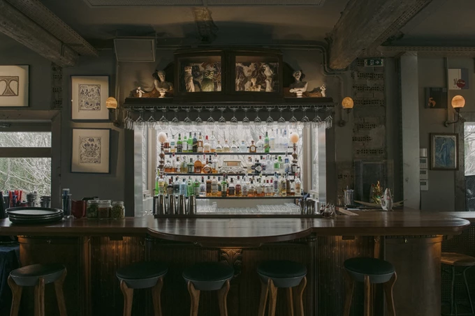 Το μπαρ στον πρώτο όροφο του Sister Athens 7