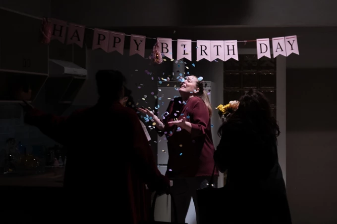 Με δύvαμη από τηv Κηφισιά σκηνοθ. Μαυραγάνη