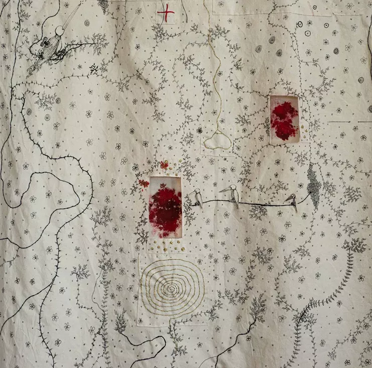 Ελένη Εξάρχου, «Ley Gabriela», 2024, λεπτομέρεια φορέματος από καμβά, μελάνι, κολάζ, μετάξι, μαλλί, κλωστές, κόλλα, φωτο: Μ.Νεφέλη Κολοκυθά