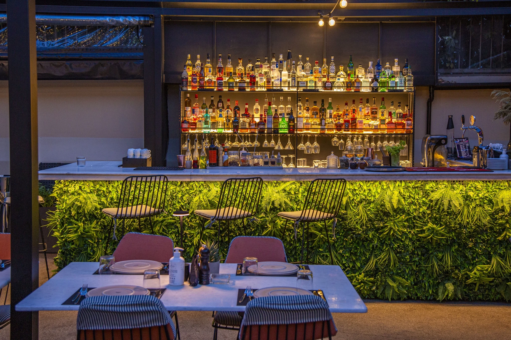 Λένε πως στη Νέα Ερυθραία υπάρχει μία από τις ομορφότερες αυλές των ΒΠ