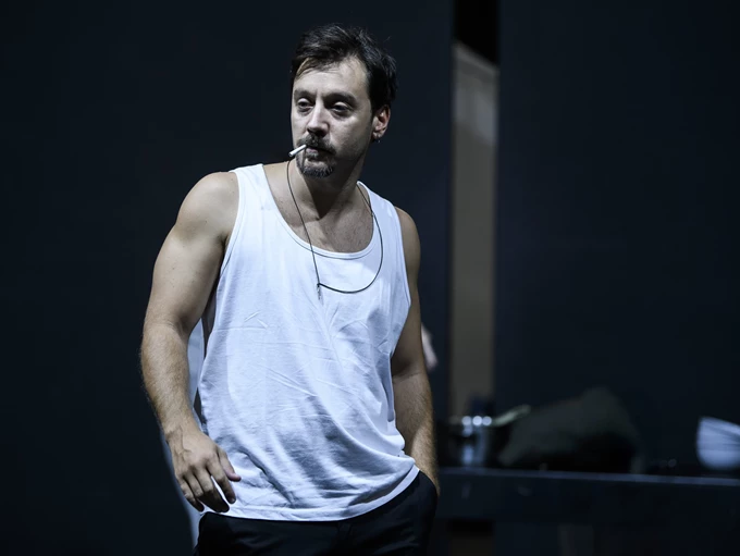 Το τρίτο στεφάνι Λιβαθινός