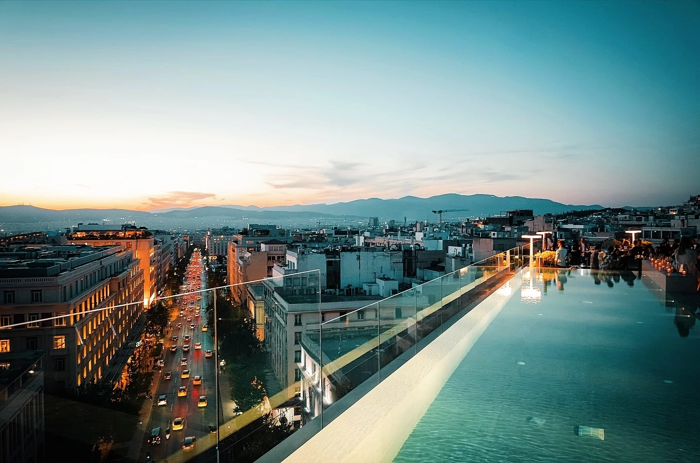 Πανσέληνος και φαγητό σε 16 ταράτσες του αθηναϊκού κέντρου