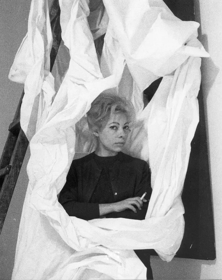 Χρύσα Ρωμανού, μέσα στην εγκατάσταση του Νίκου Κεσσανλή, Pallazo Strozzi, Φλωρεντία, 1964