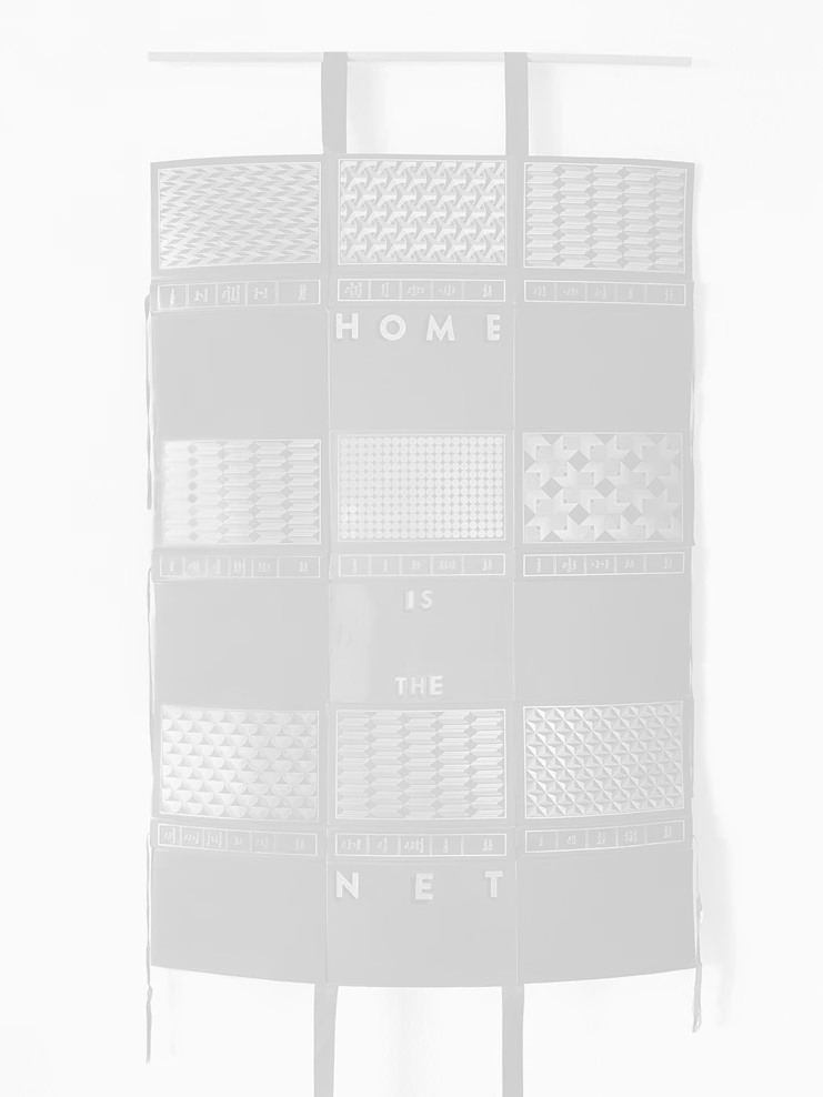Χριστίνα Μήτρεντσε, &quot;Home is the Net–Bookscape VI&quot;, 2018. Vintage συλλεκτικά σκληρά εξώφυλλα, κορδέλες, γράμματα βινυλίου, ξύλο, 100 × 60 εκ. Ευγενική παραχώρηση της καλλιτέχνιδας και της CITRONNE Gallery