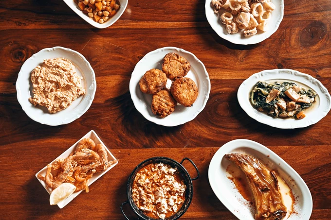 Οι 5 γύρες, το βολιώτικο τσιπουράδικο στην Αθήνα 7