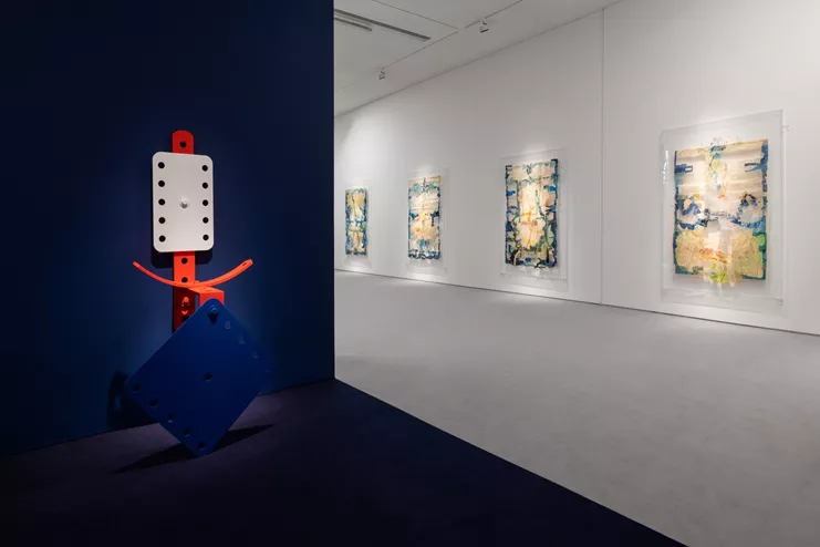 Άποψη εγκατάστασης έκθεσης: &quot;Η αναζήτηση της ευτυχίας για όσους περισσότερους γίνεται. Χρύσα Ρωμανού&quot;