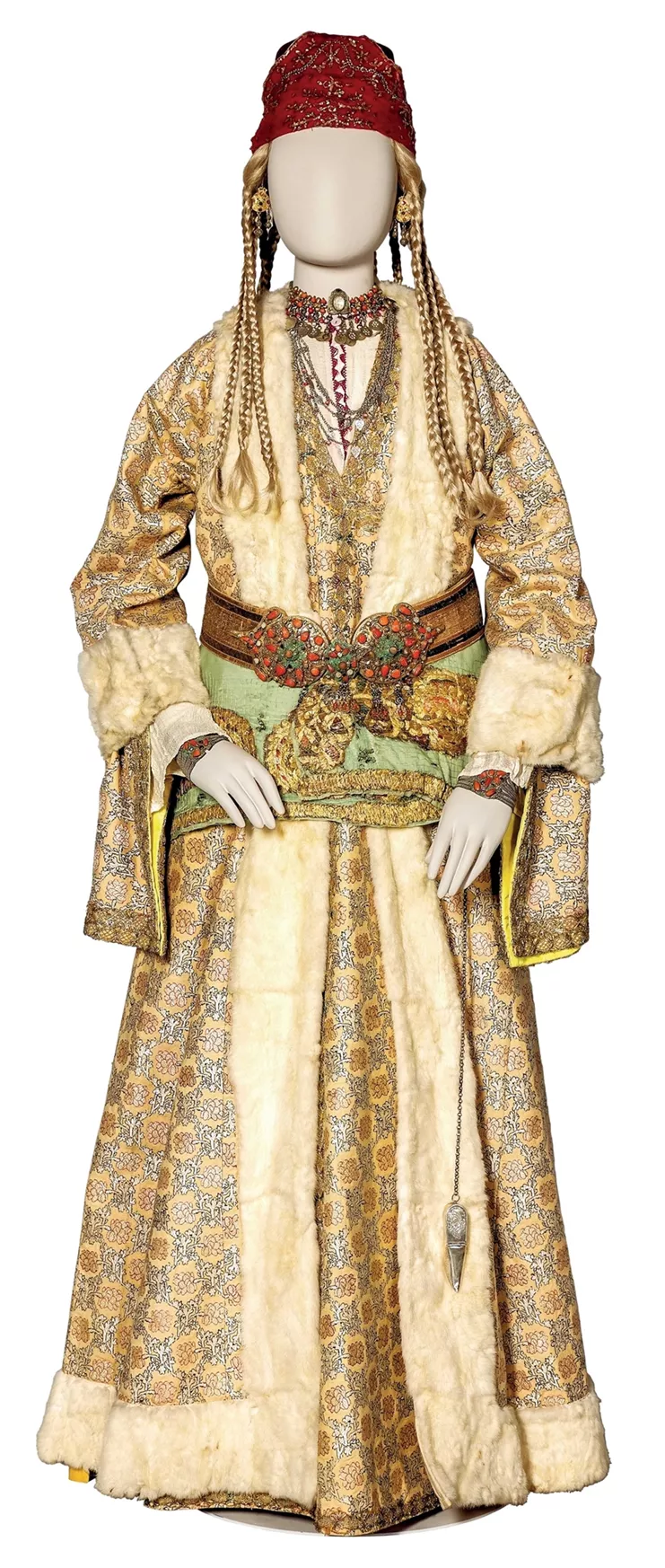 «Ετέκτσε», η πολυτελής νυφική ενδυμασία της Σίλλης Ικονίου, δεύτερο μισό 19ου αι. Ανήκε στην οικογένεια Αγγελικής Βαϊανού του Σταματίου Σαρσακάλογλου. Δωρεά Λεούσας και Φεβρωνίας Βαγιανού. Μουσείο Μπενάκη ΦΟΡ217