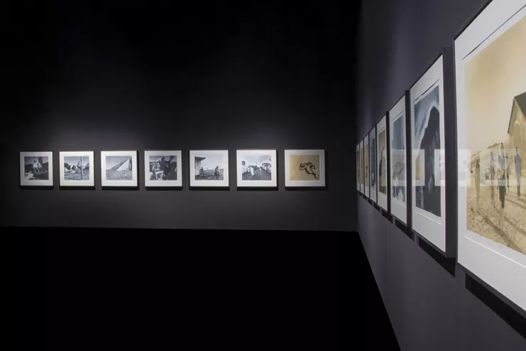 Άποψη εγκατάστασης, Tracey Moffatt, "Up in the Sky", 1997. Σετ 25 λιθογραφιών, 66 × 80 εκ. έκαστη. Μέρος της Δωρεάς της Συλλογής Δ.Δασκαλόπουλου. Συλλογή Εθνικού Μουσείου Σύγχρονης Τέχνης