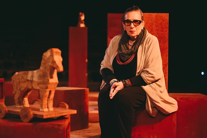 Χορικά ύδατα,Λίνα Νικολακοπούλου