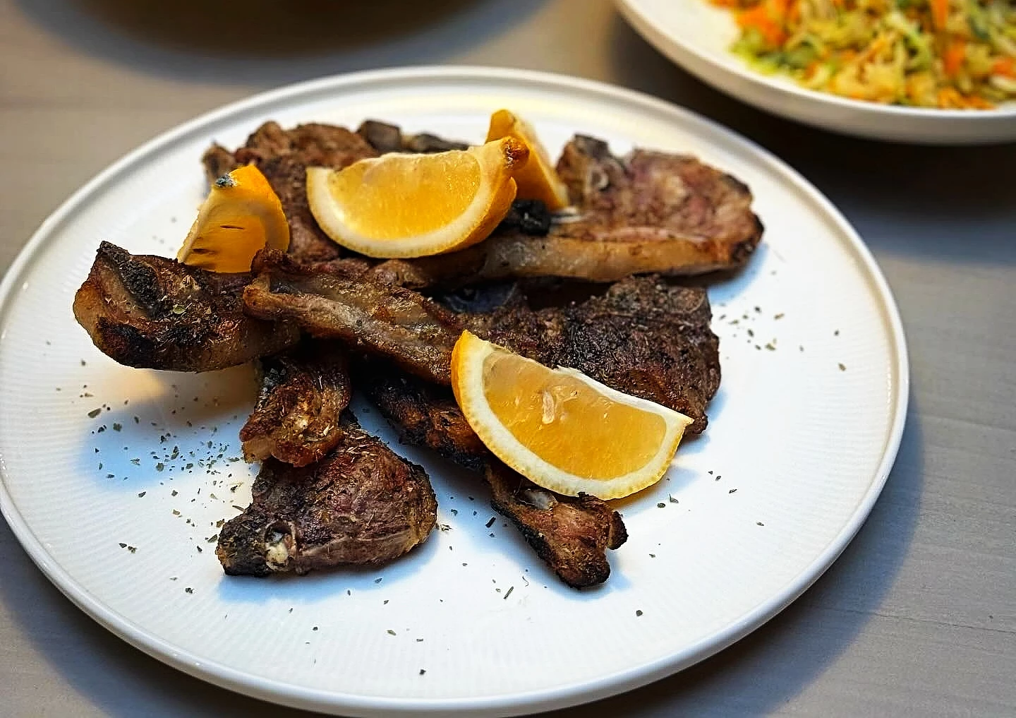 Στην κουλ γαστροταβέρνα του Νέου Κόσμου για φιλέτο προβατίνας και λευκό Negroni με χαμομήλι