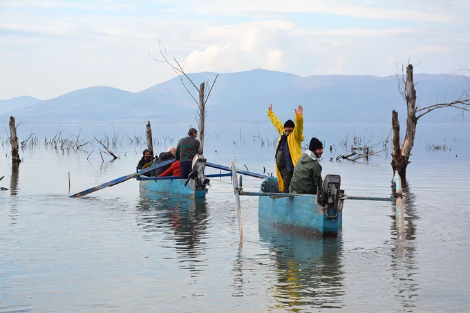 Πίσω από τις θημωνιές