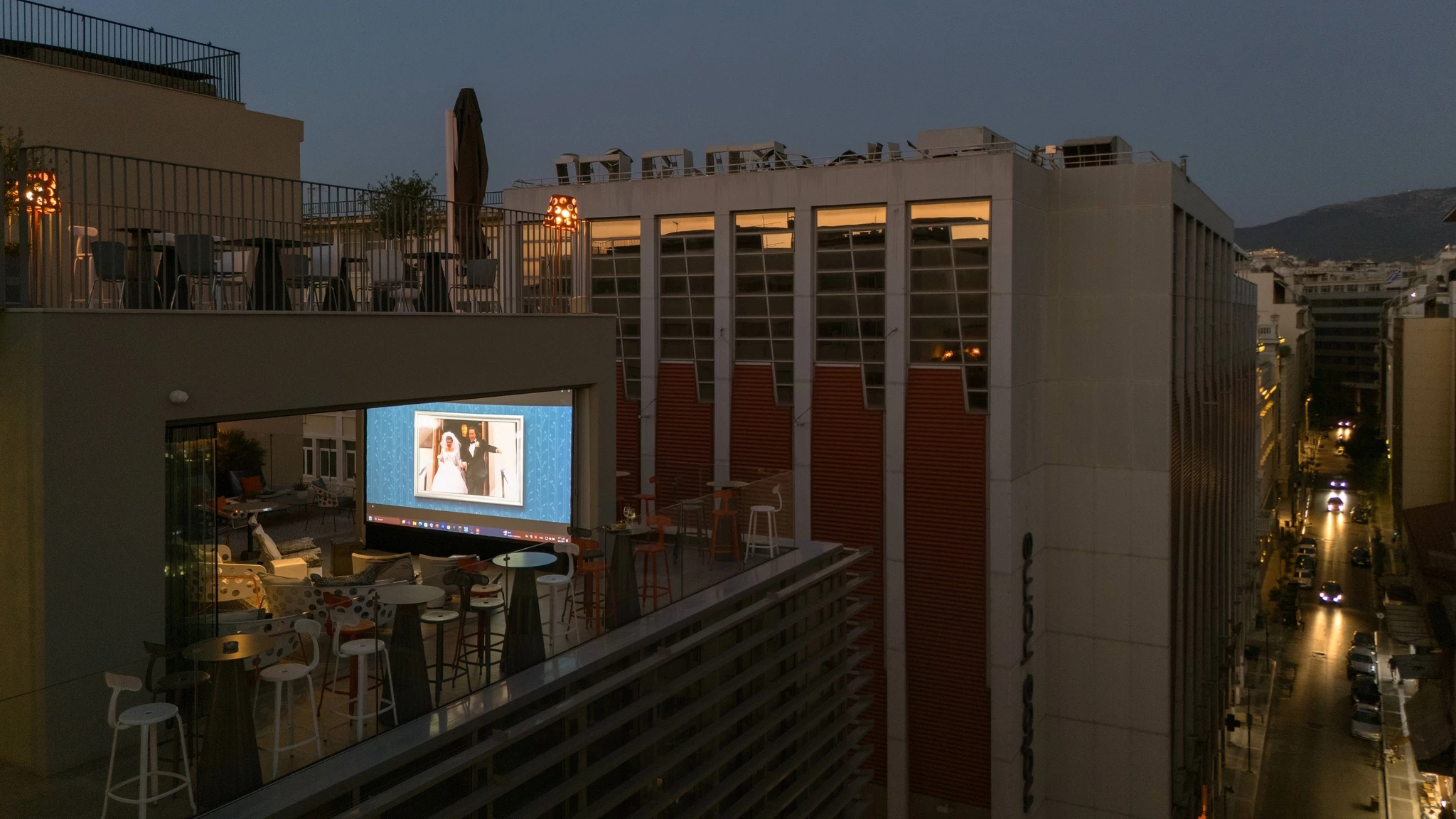 Σε μια ταράτσα της οδού Αθηνάς παίζει ένα boutique θερινό σινεμά