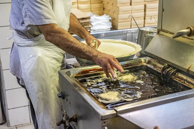 Κρίνος, λουκουμάδες στην Αιόλου 2