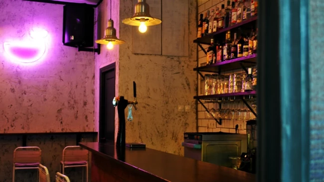 Το μπαρ Φάλαινα στα Εξάρχεια