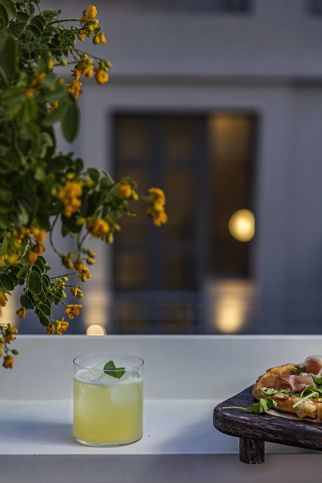 Το rooftop μπαρ Ostomachion στο Mosaikon της Κολοκοτρώνη 8