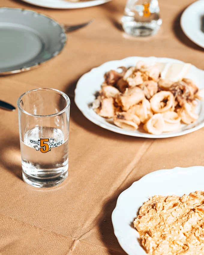 Οι 5 γύρες, το βολιώτικο τσιπουράδικο στην Αθήνα 6