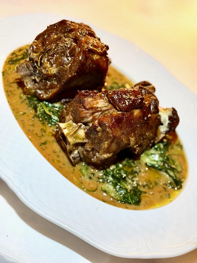 Αρνίσιος σβέρκος Βόνιτσας με χόρτα φρικασέ στο 'Vezené' 1