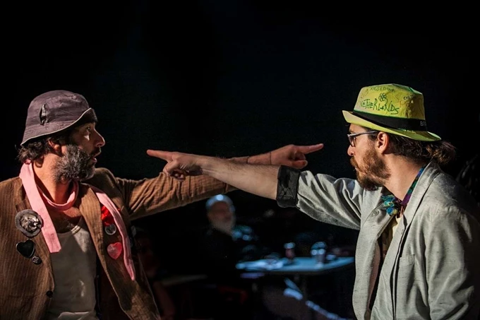 Περιμένοντας τον Γκοντό Cartel