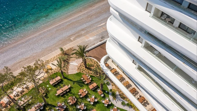 Isla Brown Corinthia