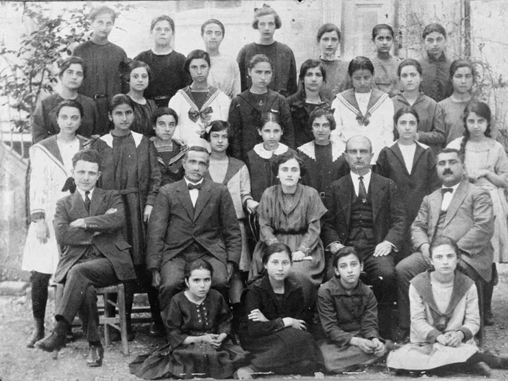 Αϊβαλί (Κυδωνίες). Η τελευταία τάξη του Κεντρικού Παρθεναγωγείου. Αριστερά, στην σειρά των καθηγητών, ο Αϊβαλιώτης λογοτέχνης και ζωγράφος Φώτης Κόντογλου. Κέντρο Μικρασιατικών Σπουδών