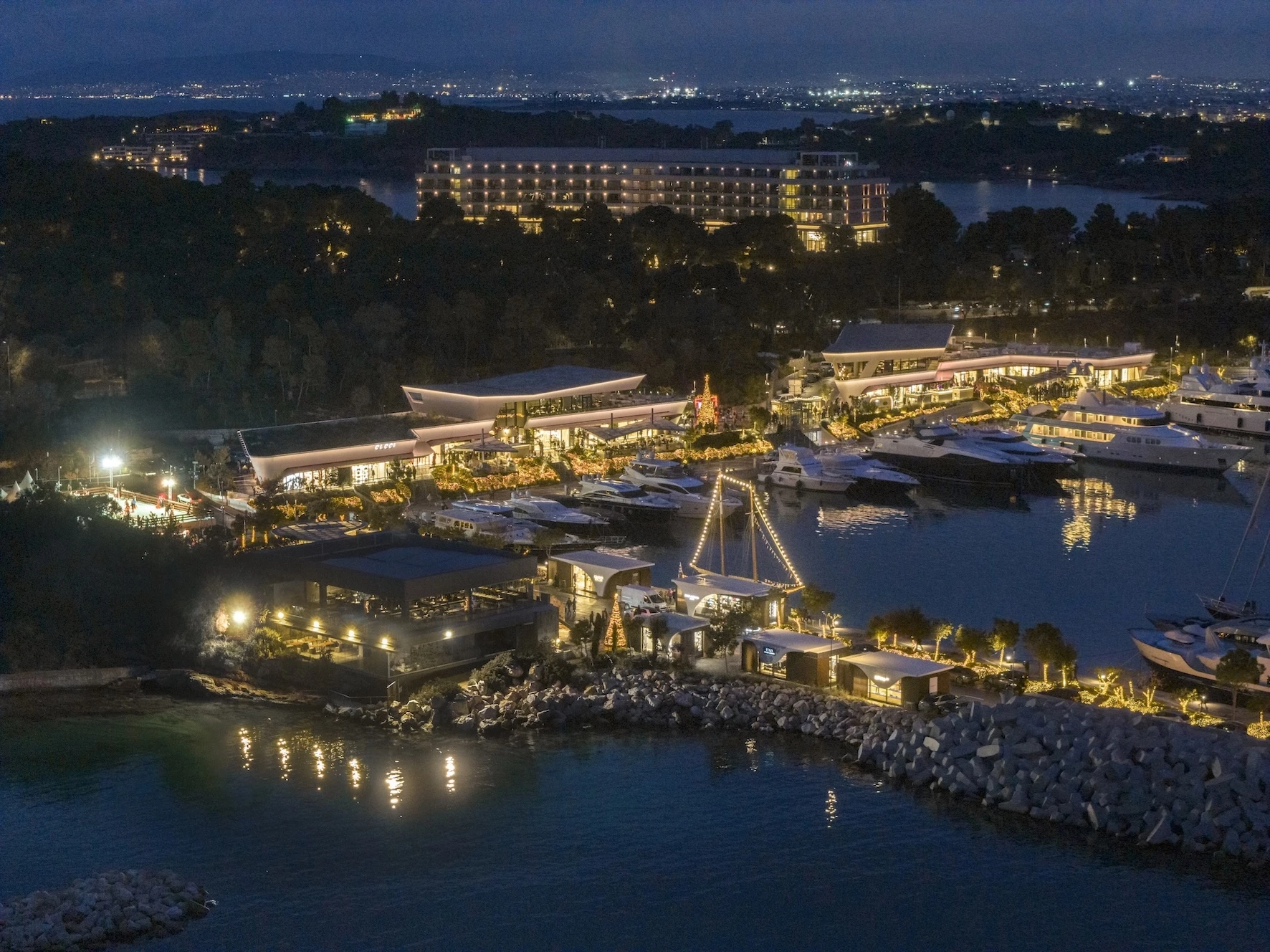 Στη Βουλιαγμένη έστησαν μια υπέροχη χριστουγεννιάτικη γειτονιά δίπλα στο κύμα