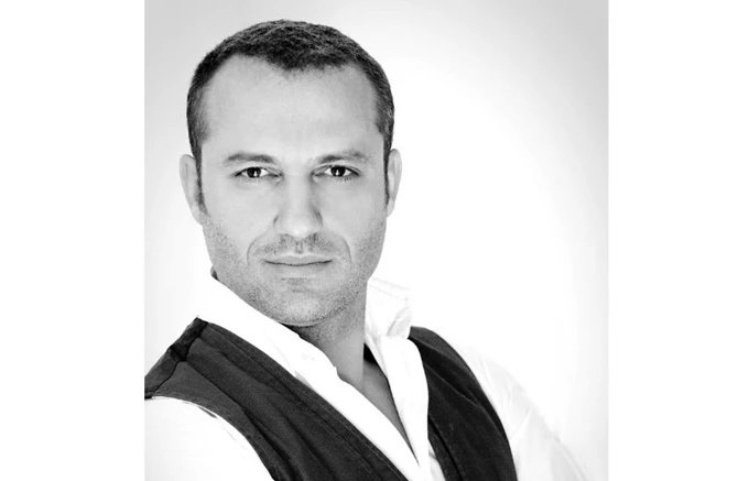 O Κώστας Τριανταφυλλίδης τραγουδάει στη Σφίγγα