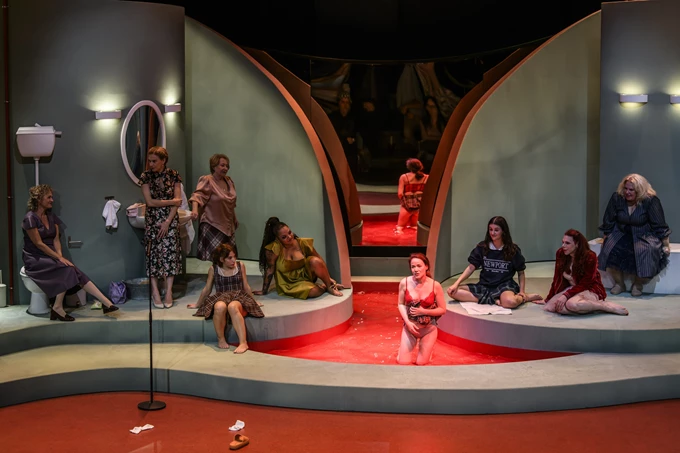 Στο σώμα της, παράσταση, Ελένη Ευθυμίου, Εθνικό Θέατρο