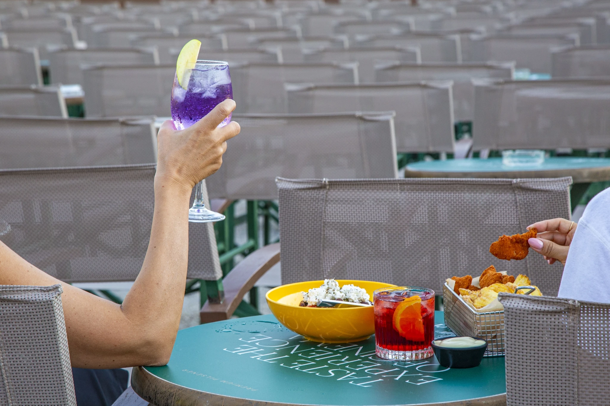 Τι τρώμε στα θερινά σινεμά της Αθήνας εκτός από ποπ κορν και νάτσος