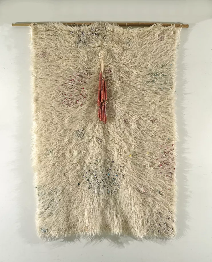 «Άσπρη Βελέντζα» 2017-22, Φυσικό μαλλί, κουκουνάρια, σπάγγος, ξύλο, κερί, 210 x 110 εκ.