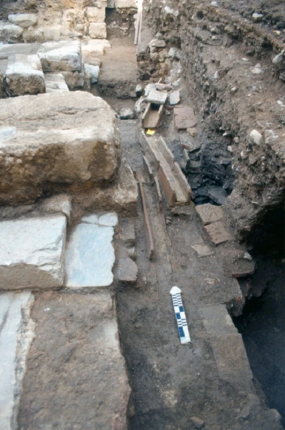 Το ανάλημμα της αρχαίας οδού Τριπόδων στον αύλειο χώρο