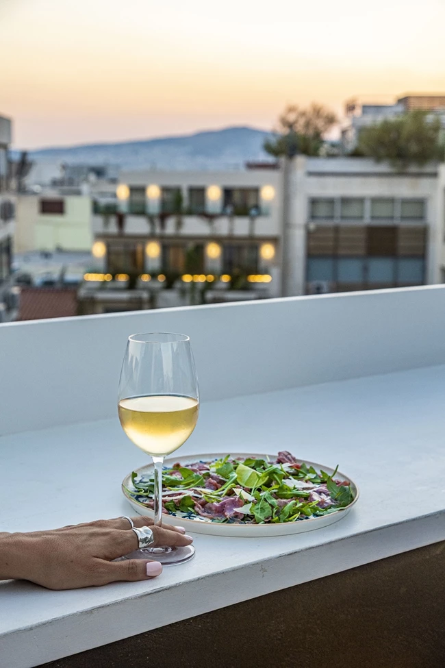 Το rooftop μπαρ Ostomachion στο Mosaikon της Κολοκοτρώνη 5