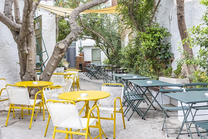 Η αυλή του Line