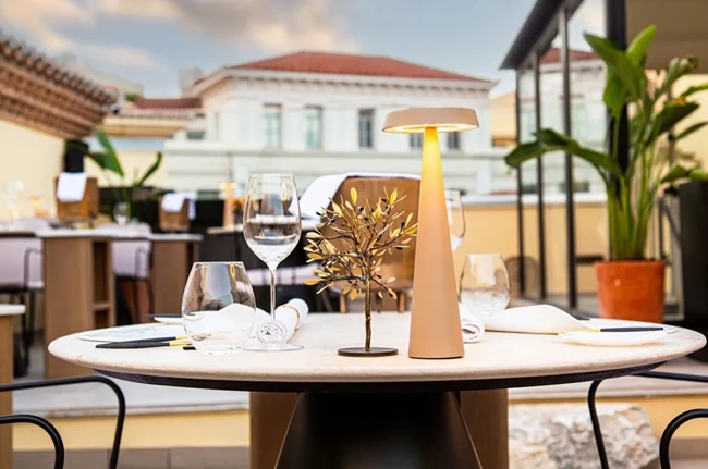 Το εστιατόριο Makris Athens στην Ερμού 5