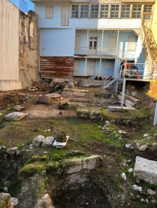 Οι αποκαλυμμένες αρχαιότητες στον αύλειο χώρο της διατηρητέας οικίας