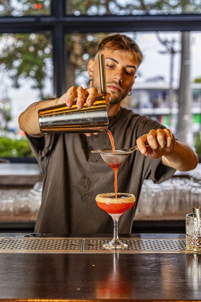 Η παμπ Peanuts του Χρήστου Ευκρατίδη και του Κώστα Τσίτσα στην Άνοιξη 14