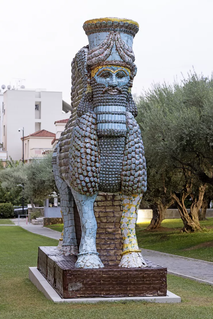 Michael Rakowitz, &quot;The Invisible Enemy Should Not Exist (Lamassu of Nineveh)&quot;, 2018. 10,500 κονσέρβες ιρακινού σιροπιού χουρμά, μεταλλικό πλαίσιο, 4.69 x 1.70 x 4.48 μ. Έργο κατ’ ανάθεση για το πρόγραμμα Fourth Plinth του Δημάρχου Λονδίνου. Ευγενική παραχώρηση ο καλλιτέχνης και ο Δήμαρχος Λονδίνου