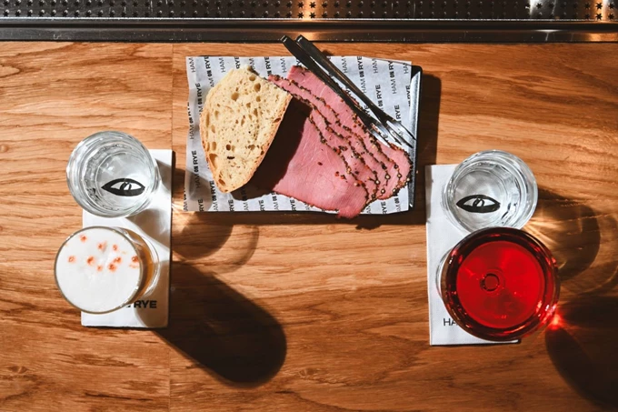 ​​Το μπαρ Ham on Rye στα Εξάρχεια 13