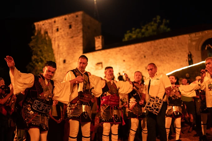 Γιατί 'ναι μαύρα τα βουνά 24