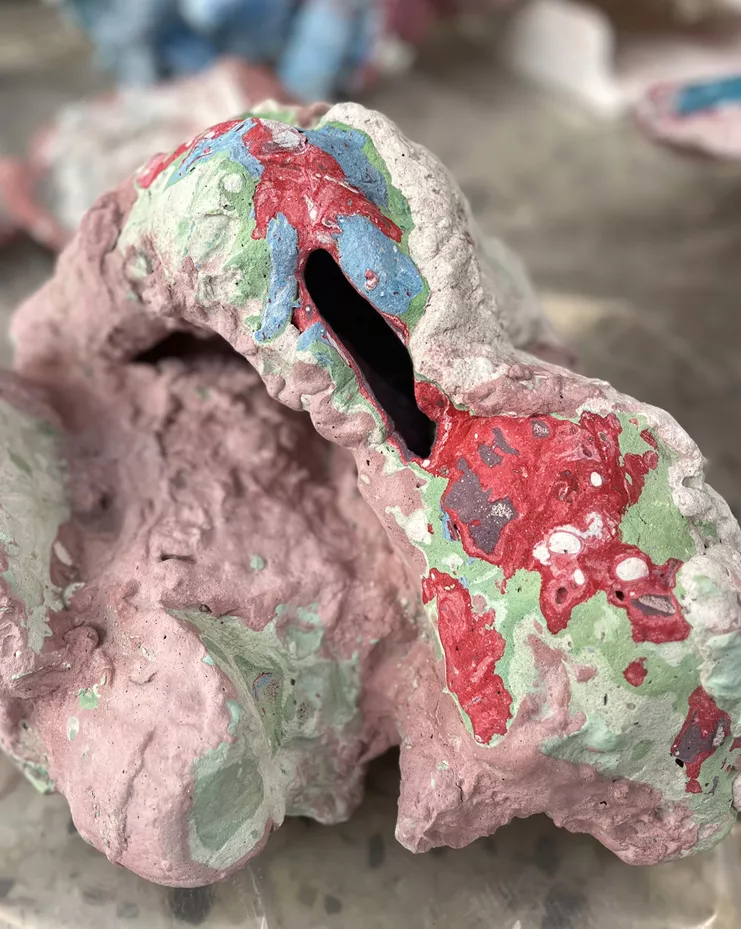 View of Us, 2023, τσιμεντοειδή δομικά υλικά, ακρυλικό χρώμα, λεπτομέρεια εγκατάστασης