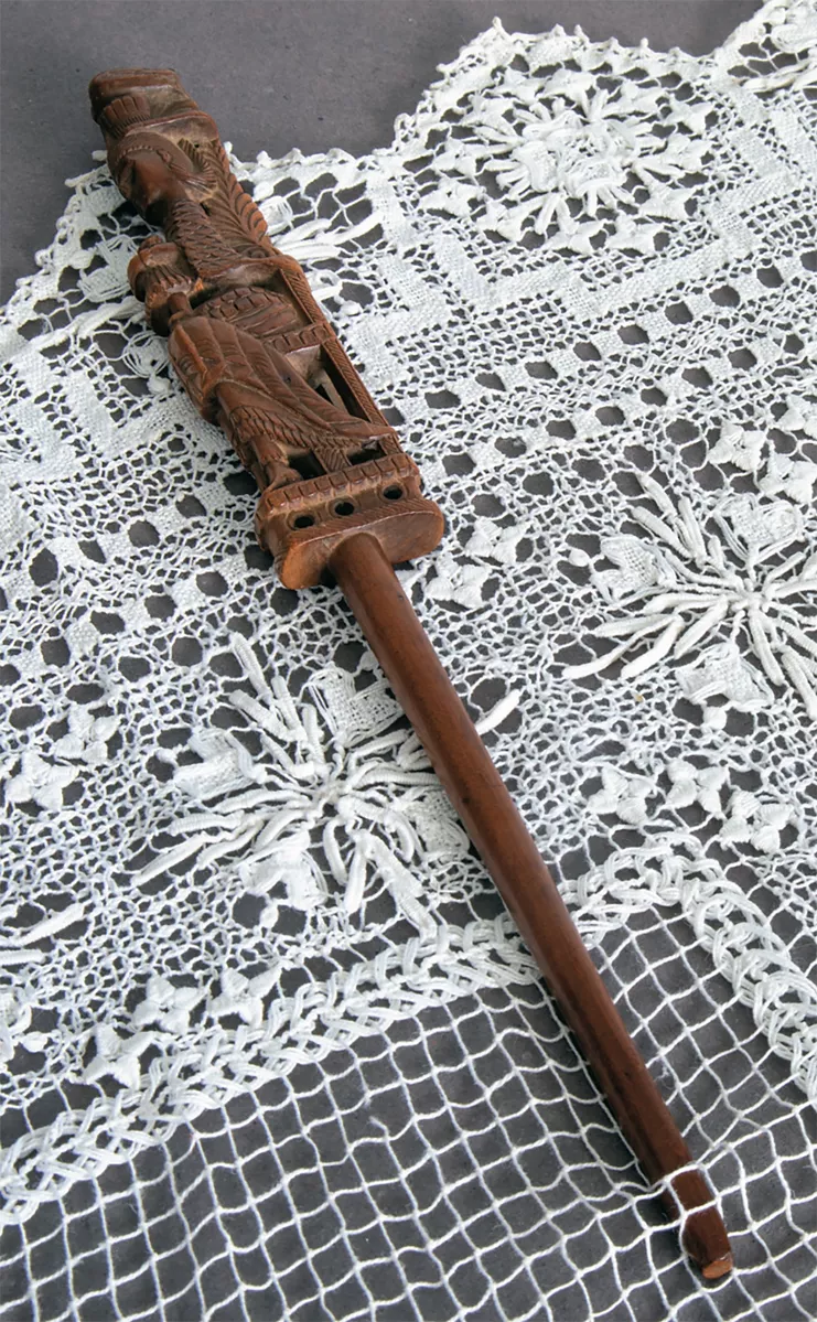 Ξυλόγλυπτο πολυεργαλείο σε χρήση: το λείο αμβλύ κάτω μέρος είναι μεζούρα για δίχτυ, που επιτρέπει τη δημιουργία ομοιόμορφων θηλιών