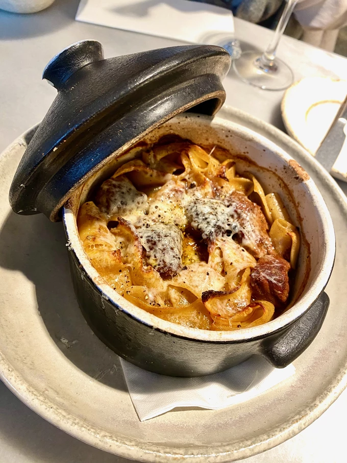 Ο πετεινός με πέτουρα, στα 'Άκρα