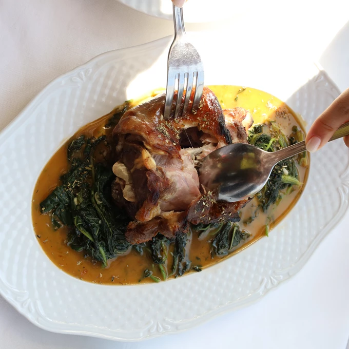 Το πιάτο της εβδομάδας: Αρνίσιος σβέρκος Βόνιτσας με χόρτα φρικασέ στο 'Vezené' 2