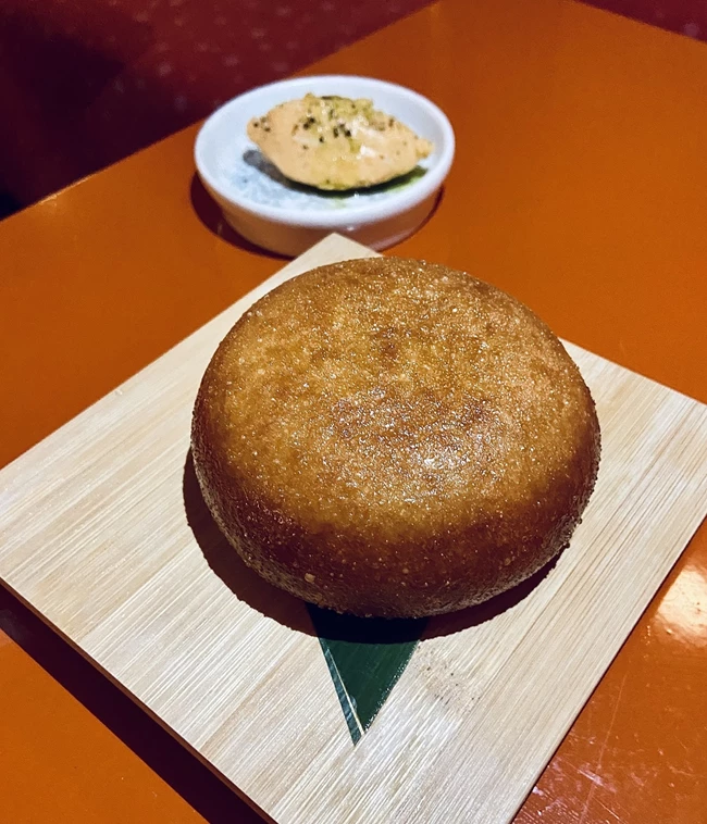 Το bao κερασιού με γκοργκοντζόλα στο εστιαστόριο Dear Manouka στο Παγκράτι