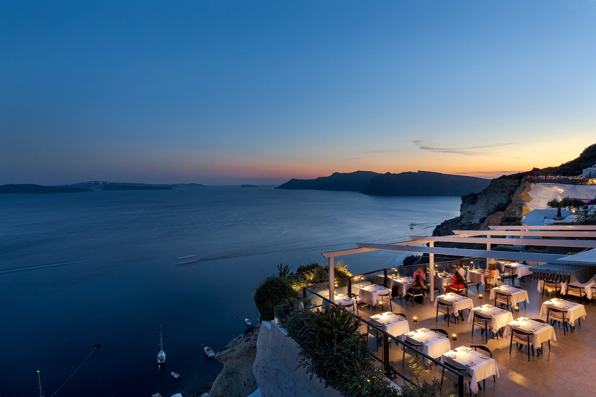 Στη σοφιστικέ βεράντα της Σαντορίνης για πιάτα βαθιάς νοστιμιάς