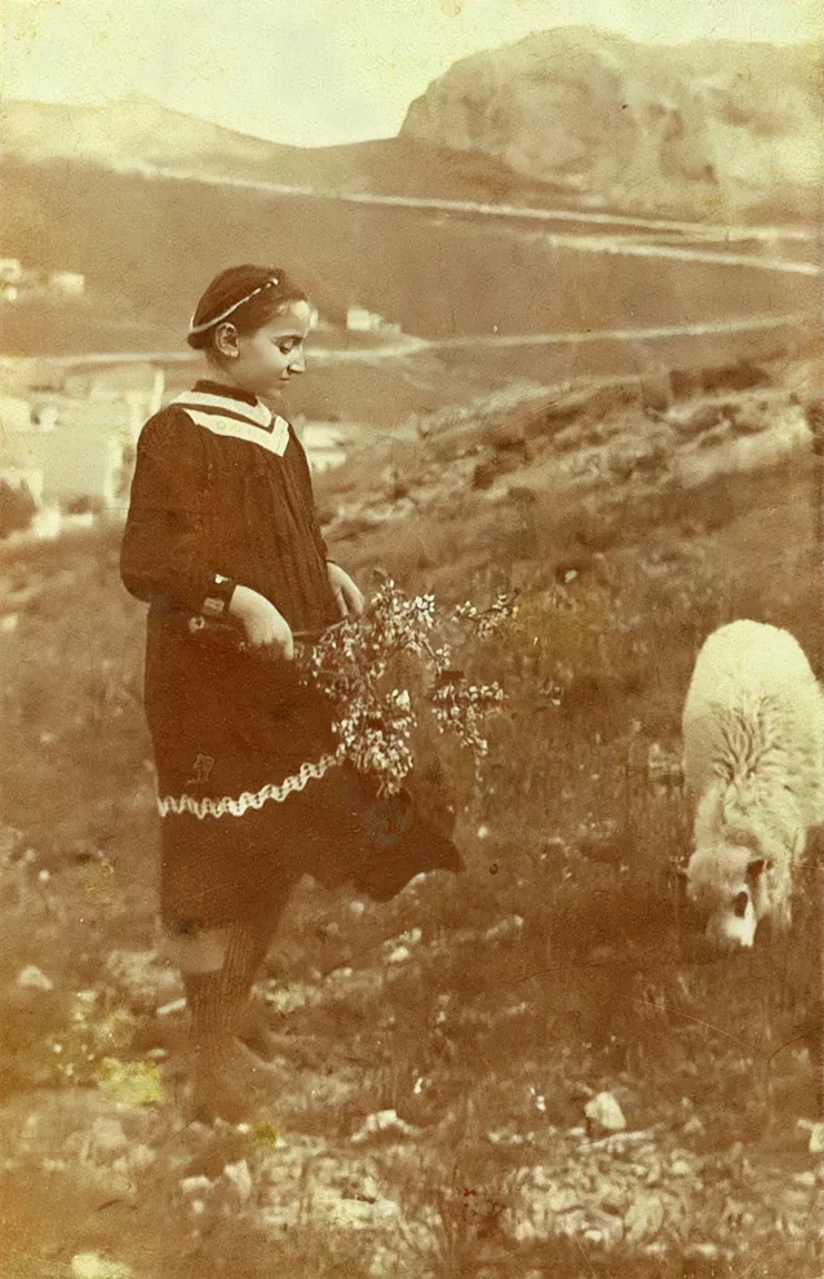 Στον λόφο του Στρέφη με ένα προβατάκι και τα σπίτια της Νεάπολης στο βάθος, π. 1910. Αρχείο οικογένειας Λάβδα