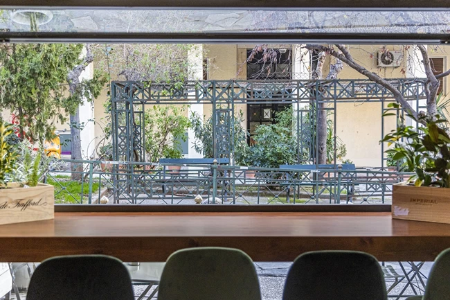 Το νέο wine bar Lost Roots στο Θησείο 5
