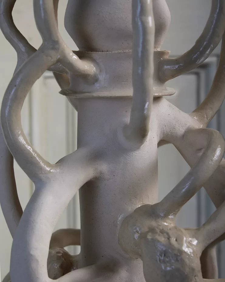 Ναταλία Μαντά, «UNDER OUR BONES, Baby I», 2023, κεραμικό, φυσικό κερί και γυαλί, 29x76εκ., λεπτομέρεια