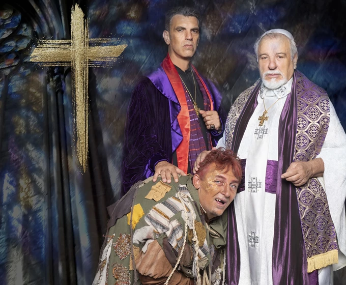 Η Παναγία των Παρισίων Ελληνικός Κόσμος