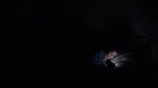 Η Νεφέλη παρακολουθεί φεμινιστικά βιντεάκια και ομιλίες στο YouTube περιμένοντας να την πάρει ο ύπνος. .jpg
